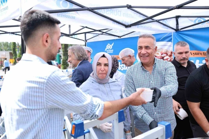 Sultangazi Belediye Başkanı Dursun vatandaşlara aşure dağıttı
