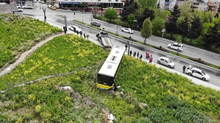 Sultangazi’de facianın eşiğinden dönüldü: İETT otobüsü çayırlık alana uçtu
