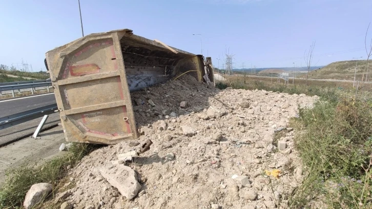 Sultangazi’de hafriyat yüklü tır devrildi: 1 yaralı
