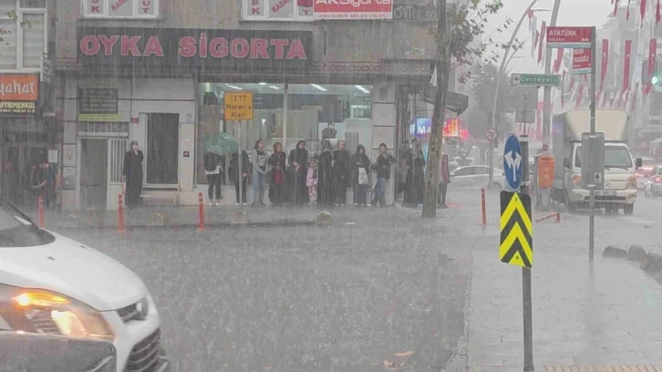 Sultangazi’de kısa süreli yağış etkili oldu, vatandaşlar zor anlar yaşadı
