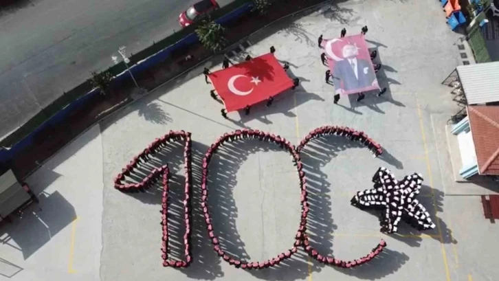 Sultangazi’de lise öğrencilerinden 100’üncü yıla özel koreografi
