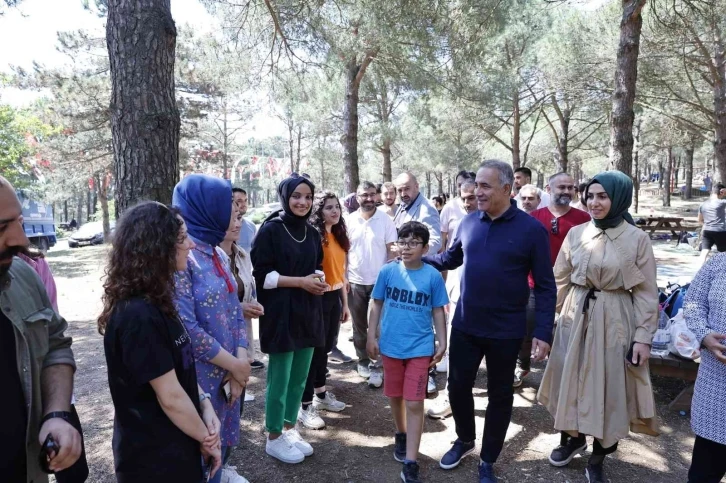 Sultangazi’de liseli öğrencilerin mezuniyet sevinci
