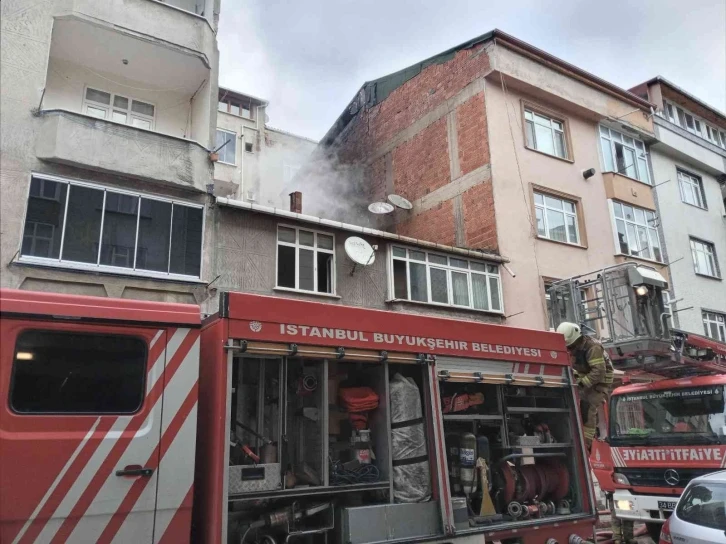 Sultangazi’deki binanın çatısı alev alev yandı
