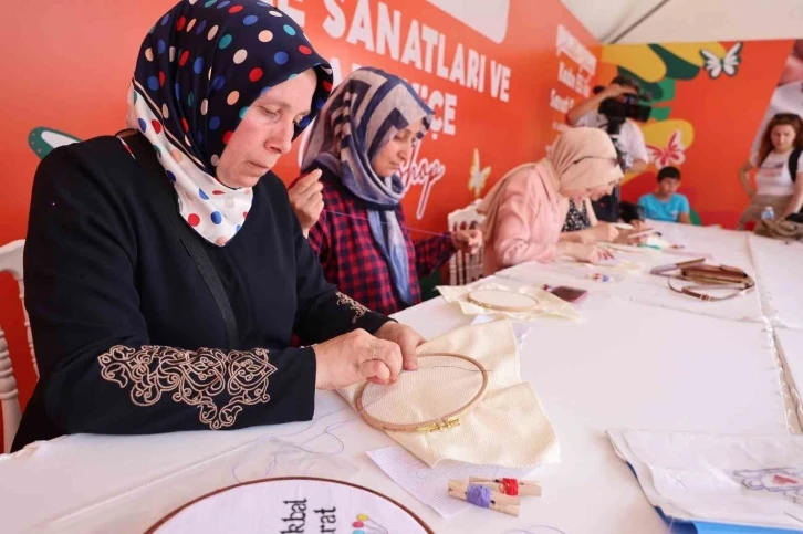 Sultangazi Gelenekten Geleceği Kadın Eli Festivali’nde kadınların el emekleri görücüye çıktı
