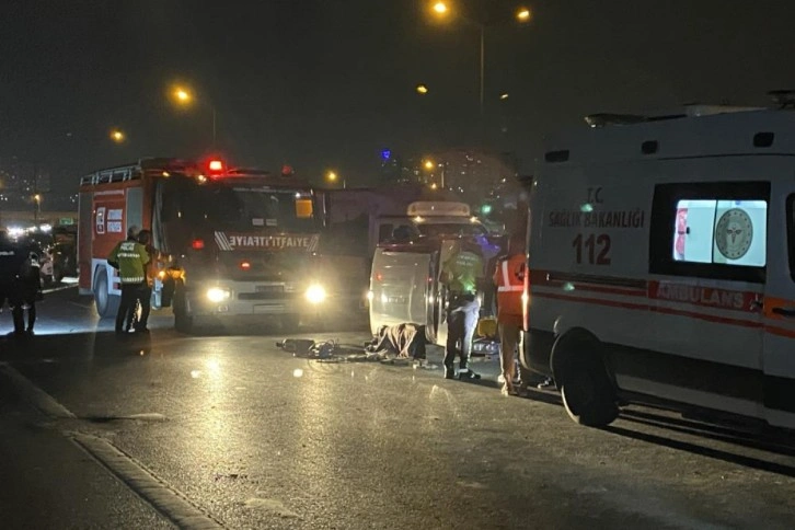 Sultangazi'de bariyerlere çarpan araç yan yattı: 1 ölü