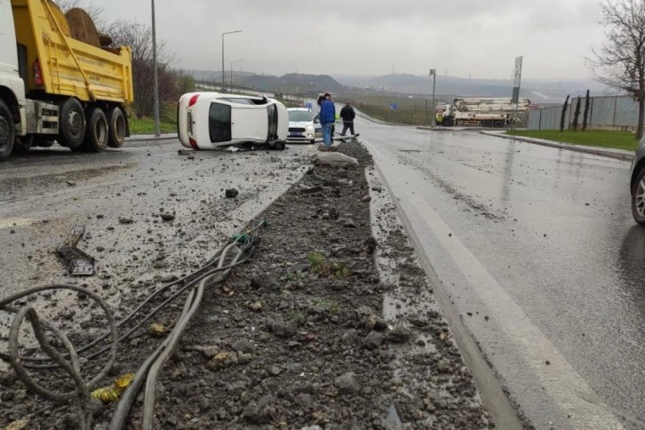 Sultangazi'de refüje çarpan otomobil, aydınlatma direğini devirip karşı şeride geçti: 2 yaralı