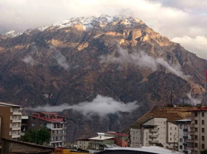 Sümbül Dağı zirvesi beyaza büründü
