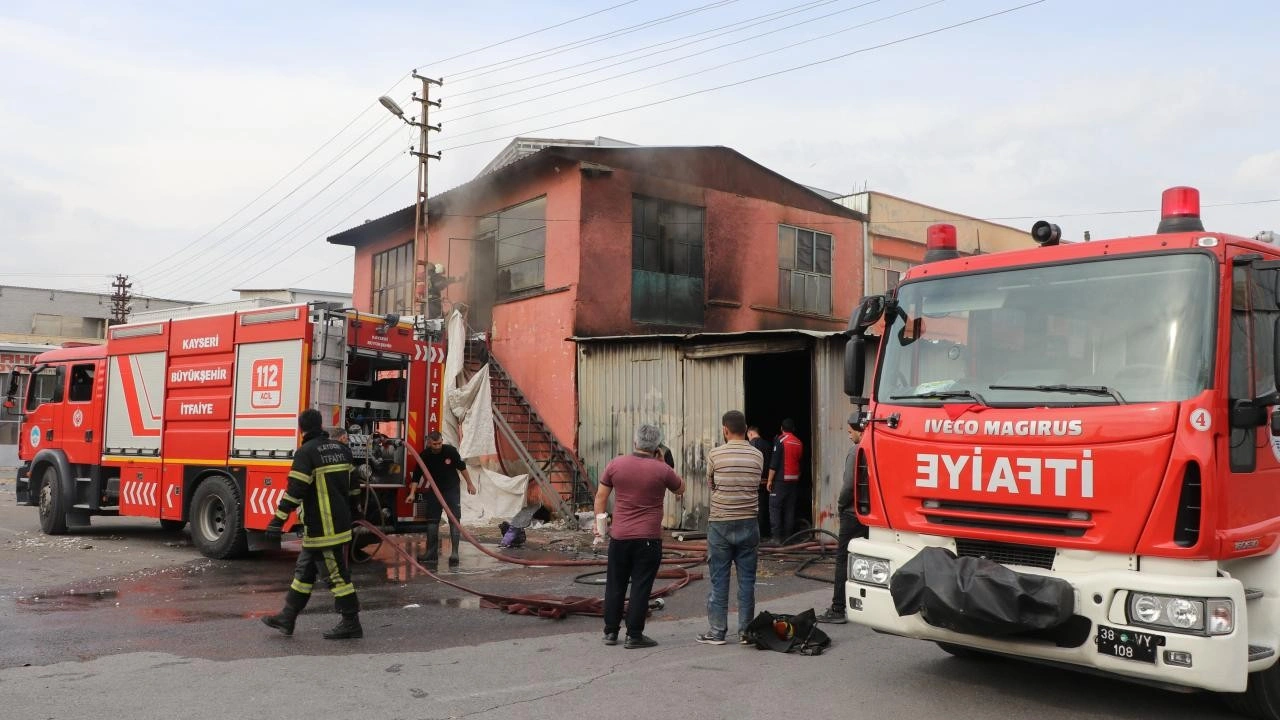 Sünger atölyesinde çıkan yangın, 1 saatte söndürüldü