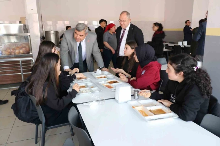 Sünnetci, öğrencilerle görüştü
