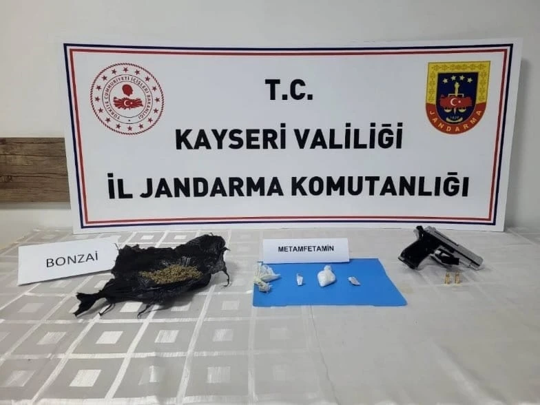 Şüphe üzerinde durdurulan araçtakilerden uyuşturucu çıktı
