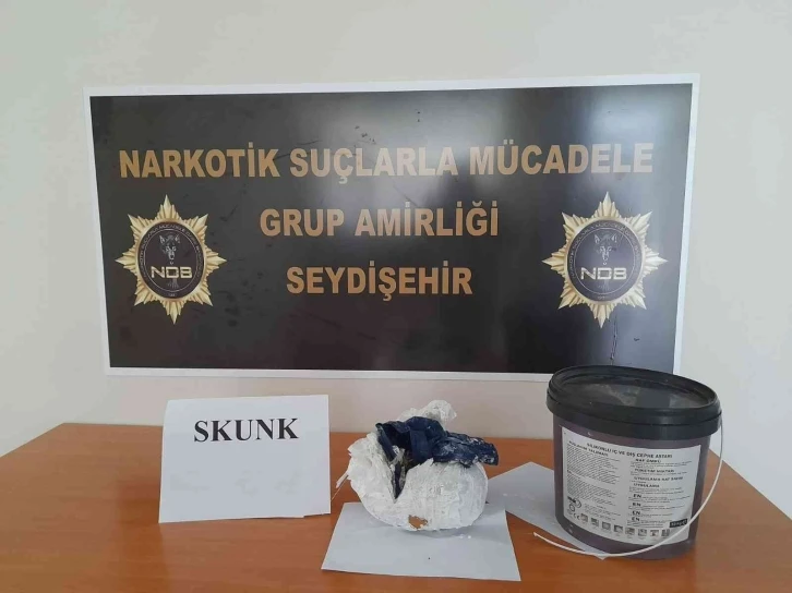 Şüpheli araçta boya kutusunda ’skunk’ ele geçirildi
