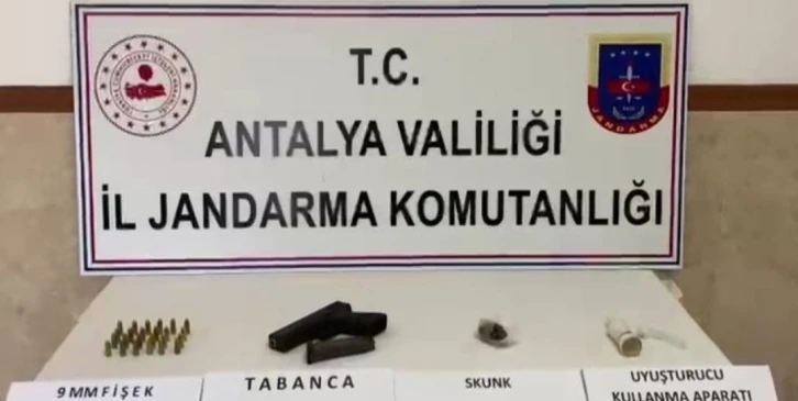 Şüphelinin terk ettiği araçta uyuşturucu ve tabanca bulundu
