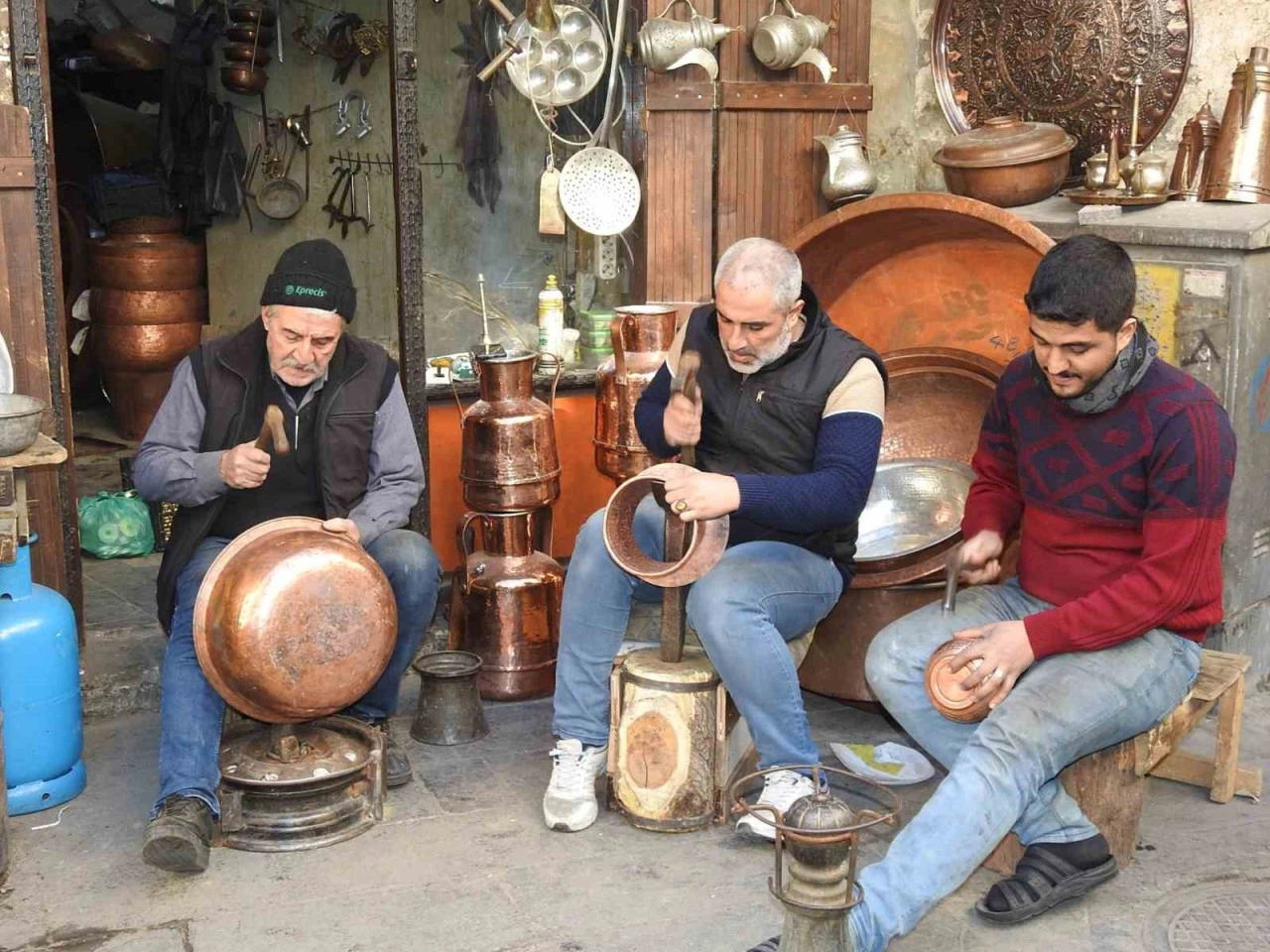 Suriyeli bakırcı ustası ve çocukları, mesleğe ülkelerinde devam edecek