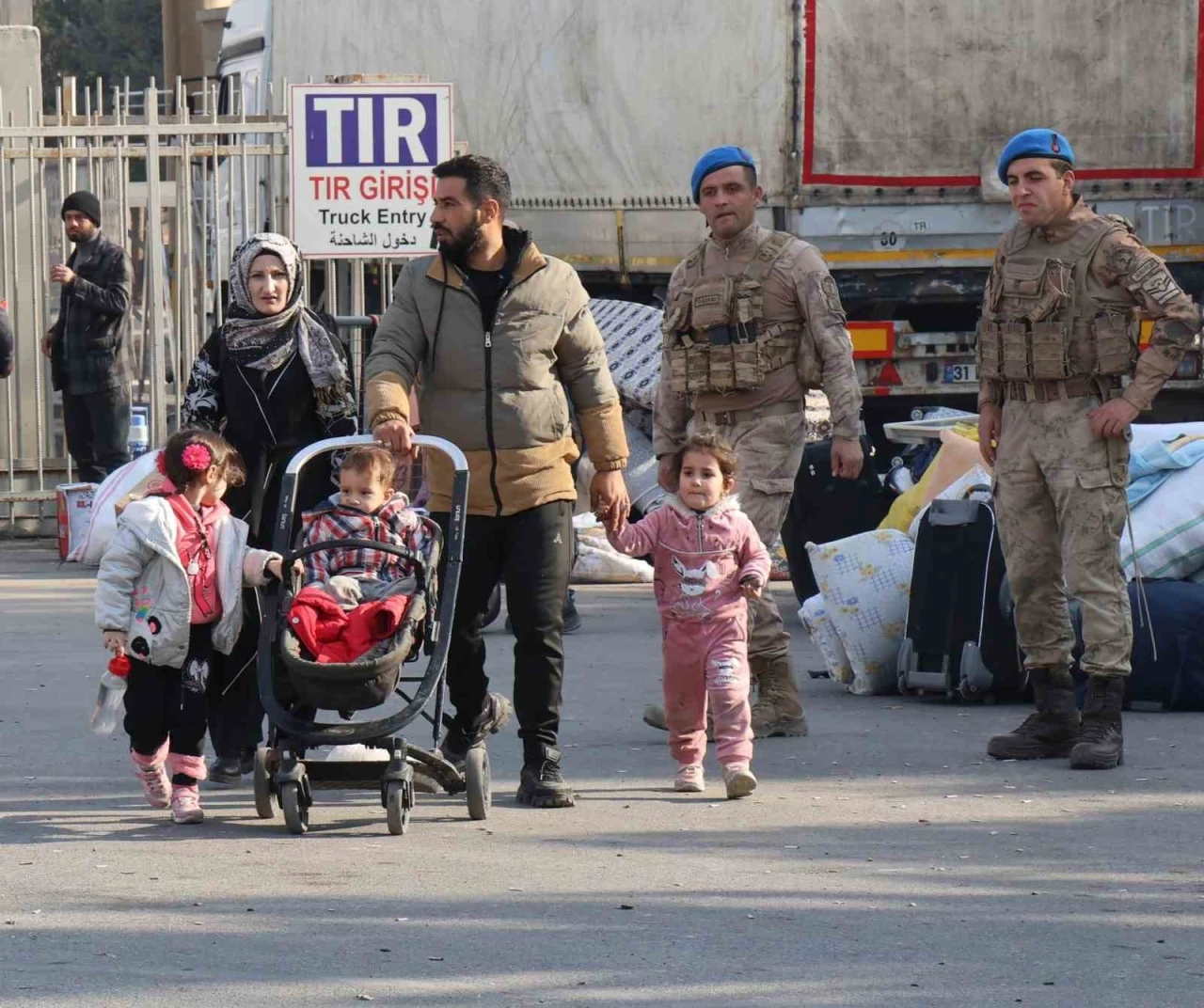 Suriyeliler Cilvegözü’nden ülkelerine dönmeye devam ediyor
