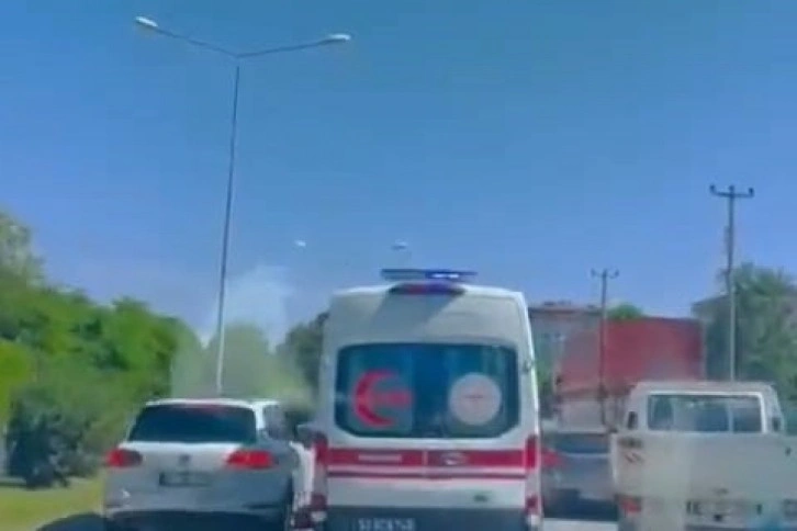 Sürücüler ambulansa yol verdi, Bakan Koca teşekkür etti