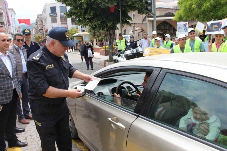 Sürücülere uyarıcı broşür, çocuklara kırmızı düdük dağıtıldı
