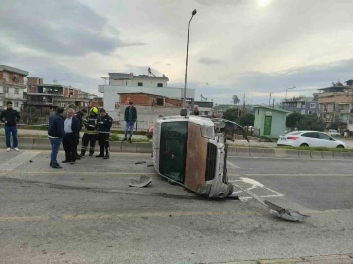 Sürücüsünün direksiyon hakimiyetini kaybettiği araç yan yattı
