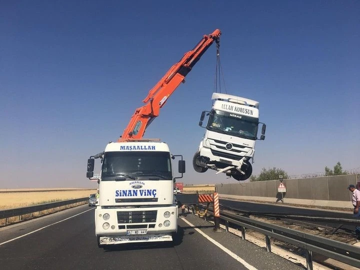 Sürücüsünün direksiyon hakimiyetini kaybettiği tır yoldan çıktı
