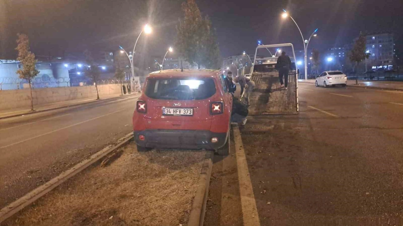 Sürücüsünün kontrolünden çıkan cip refüje çıktı: 1 yaralı
