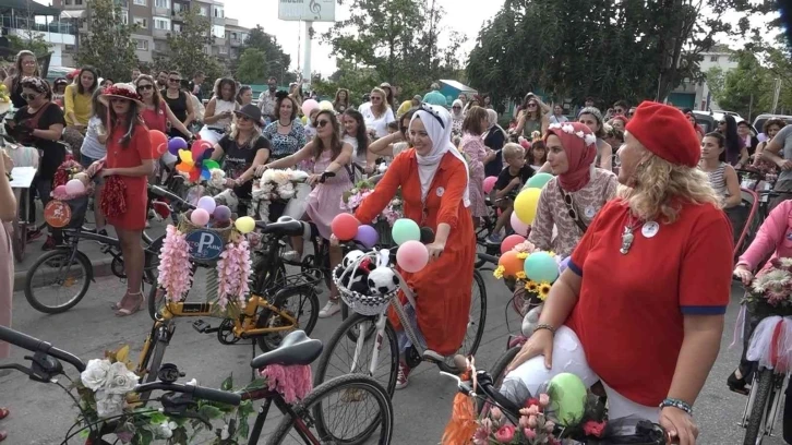 Süslü kadınlar topuklu ayakkabılarıyla pedal çevirdi
