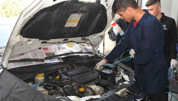 Susuz motor temizliği yapan liseliler mesleki tecrübe kazanıyor
