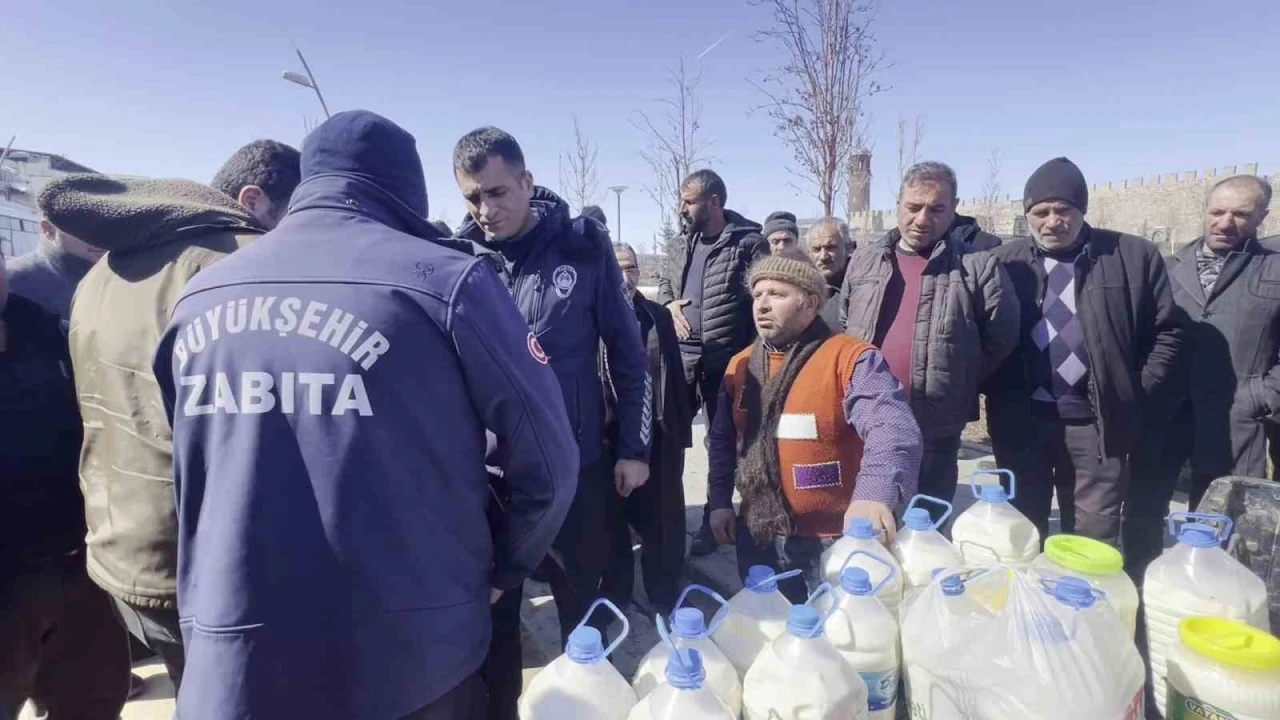 Süt üreticileri mandıracıların tekeline tepki için bedava süt dağıttı
