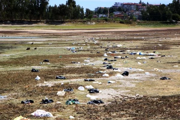 Suyu çekilen Seyhan Baraj Gölü kıyısında piknikçi kirliliği