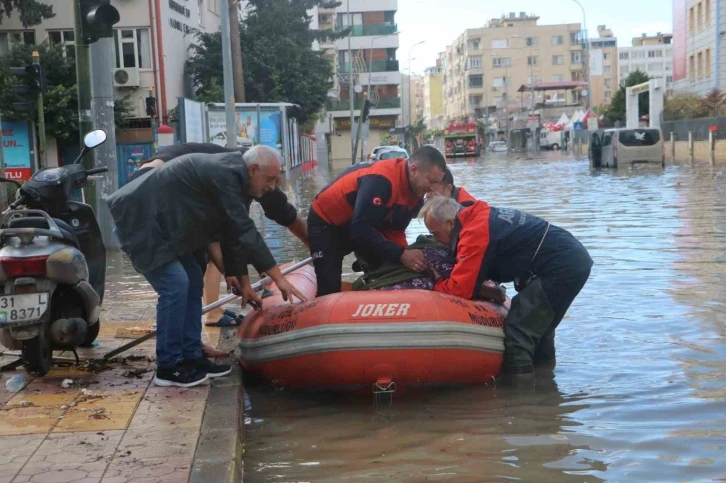 Suyun bir buçuk metreyi bulduğu İskenderun kent merkezinde, AFAD vatandaşları botla kurtarıyor
