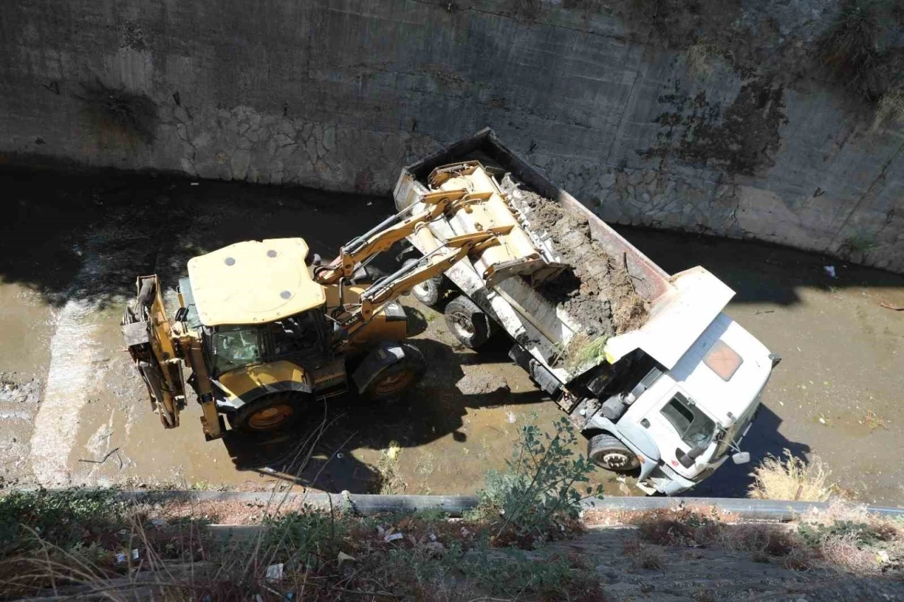 Tabakhane Deresi’ndeki temizlik çalışmaları mahalle halkını memnun etti
