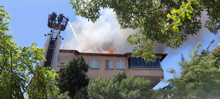 Tadilat sırasında çatı alev aldı, binadakiler büyük korku yaşadı
