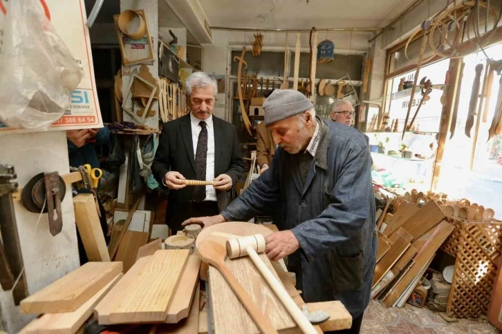 Tahmazoğlu 86 yaşındaki marangoz ustasına misafir oldu
