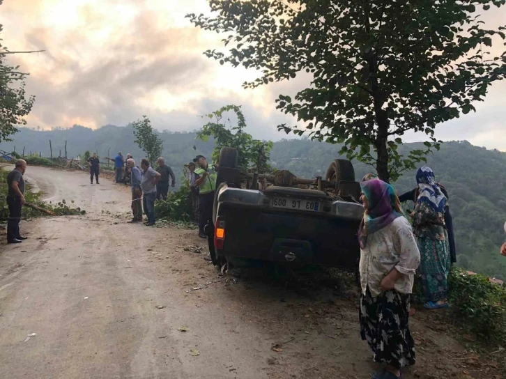 Takla atan araç ağaçların sayesinde uçuruma düşmekten kurtuldu: 4 yaralı
