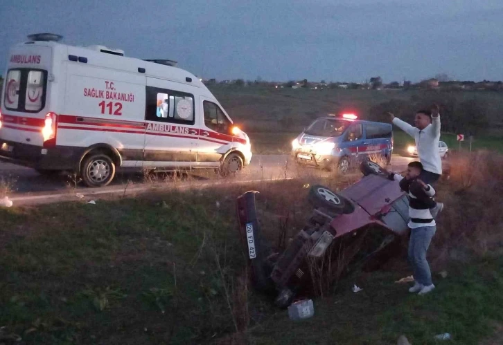 Takla atan aracın altından sağ salim çıktı, arkadaşını sırtına alıp poz verdi
