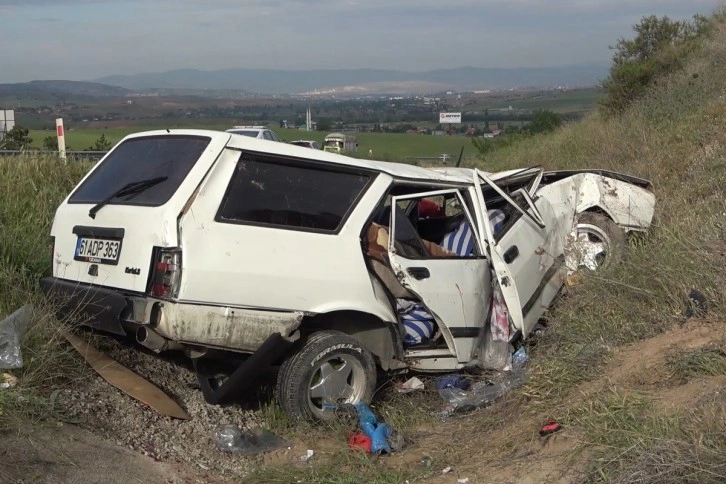 Takla atan otomobil hurdaya döndü: 4 yaralı