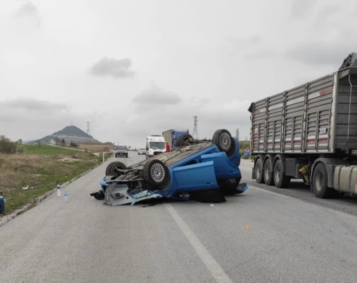 Takla atan otomobil yol ortasında ters dönerek durdu
