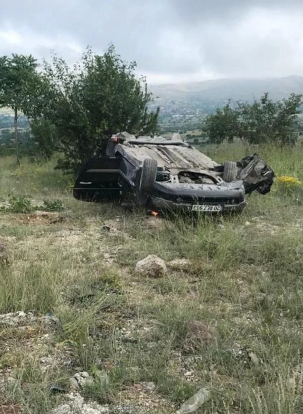 Takla atan otomobilde 3 kişi yaralandı