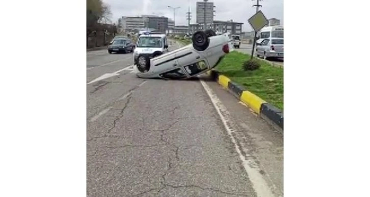 Takla atarak ters dönen otomobildeki 2 kişi yaralandı