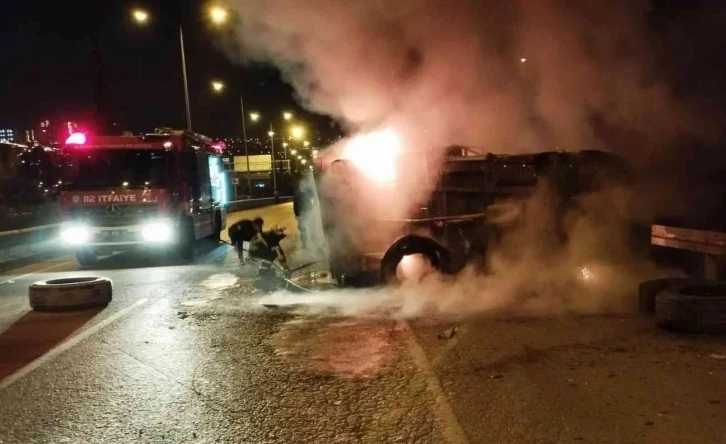 Takla atıp sürüklenen kamyonet yandı, sürücüyü polis kurtardı
