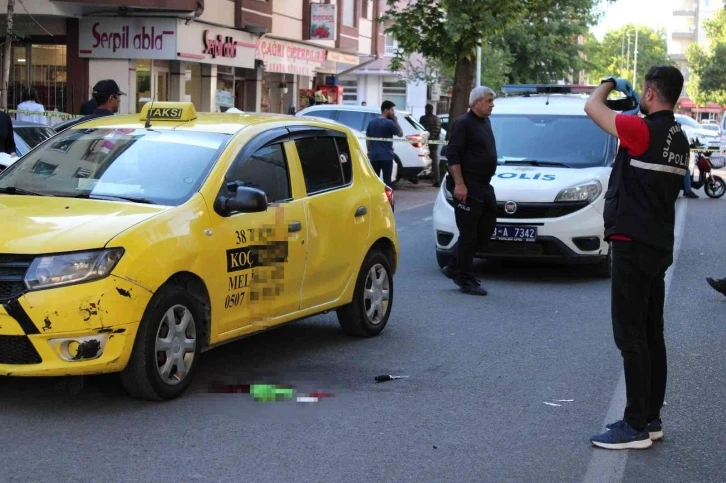 Taksi sahibinin oğlu, şoförü kafasından vurdu
