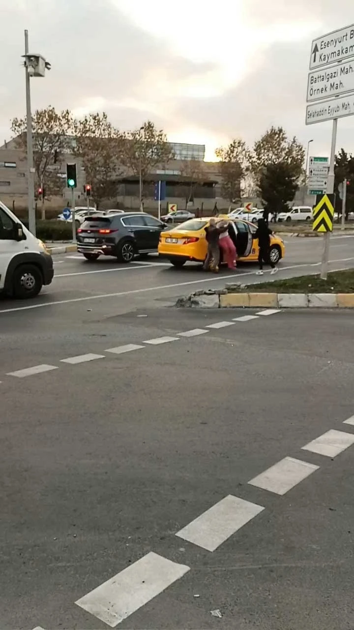 Taksici, müşterisi ile tartıştı, kadının saçını çekti, kafasına vurdu
