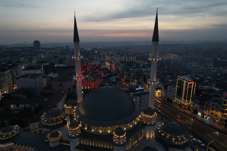 Taksim Camii’ne asılan mahya havadan görüntülendi