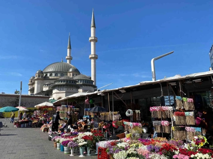 Taksim’de çiçekçilerde "Anneler Günü" heyecanı
