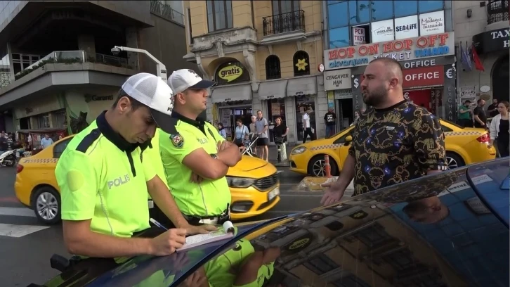 Taksim’de denetime takılan adam polis ekiplerine hakaret etti: "Senin maaşını kim veriyor"
