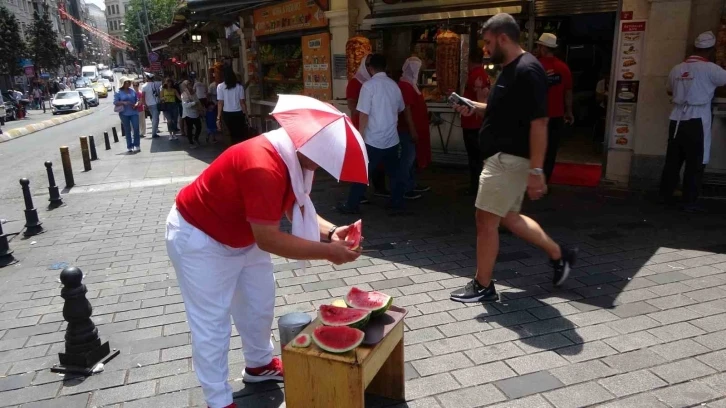 Taksim’de esnaftan kavurucu sıcağa ilginç çözüm: Güneşte karpuz soğuttular
