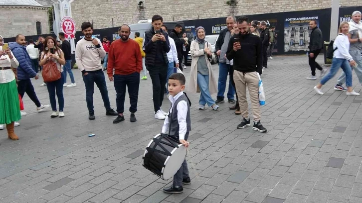 Taksim’de minik davulcuya yoğun ilgi
