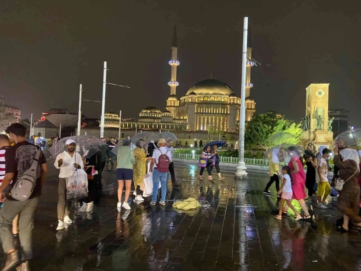 Taksim’de sağanak başladı, vatandaşlar zor anlar yaşadı
