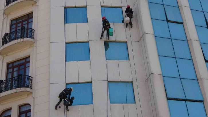 Taksim’de yürekleri ağza getiren tehlikeli otel temizliği
