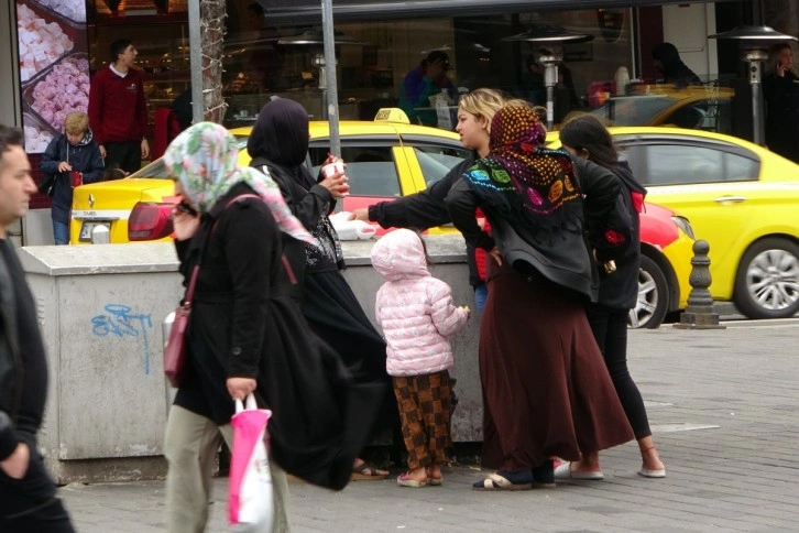 Taksim Meydanı dilencilerle doldu