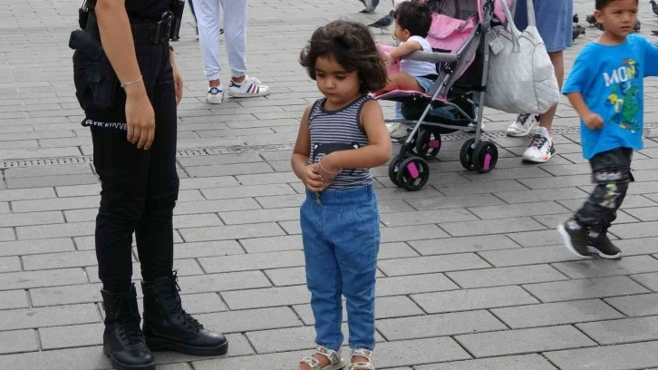 Taksim Meydanı’nda kaybolan 4 yaşındaki İranlı çocuğa çevik kuvvet ekipleri sahip çıktı
