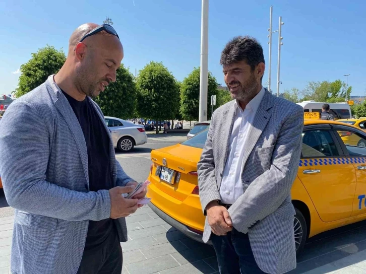 Taksim Meydanı’nda taksi bulamadı, sosyal deney yaptı
